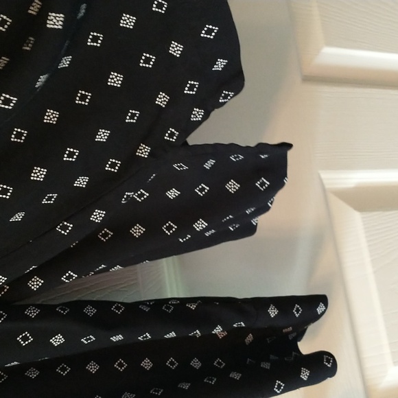 ANA long sleeve blouse, button front and cuffs. Size M. Worn once, 100%rayon - Picture 3 of 9